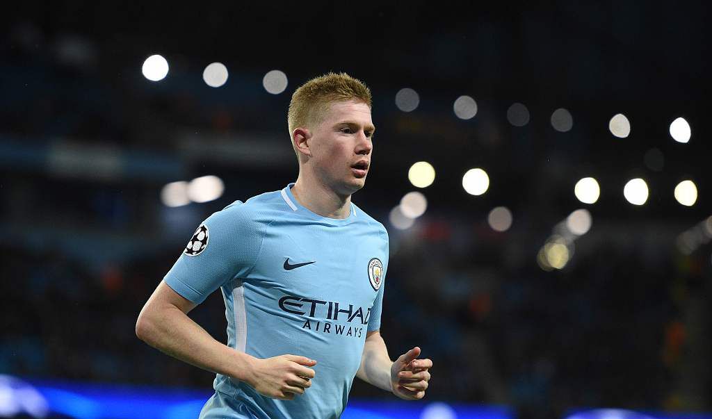 不离不弃！国足0比2不敌澳大利亚，赛后球员们集体谢场…