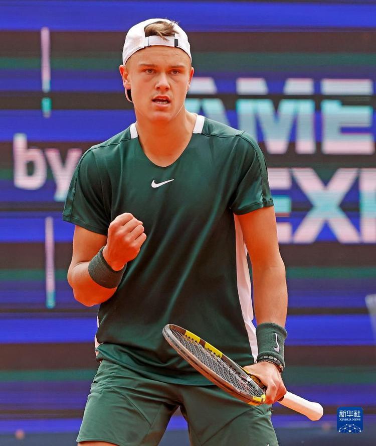 凭借着精湛 凭借着精湛